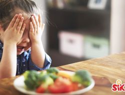Ba mẹ phải làm gì khi trẻ không chịu ăn rau?